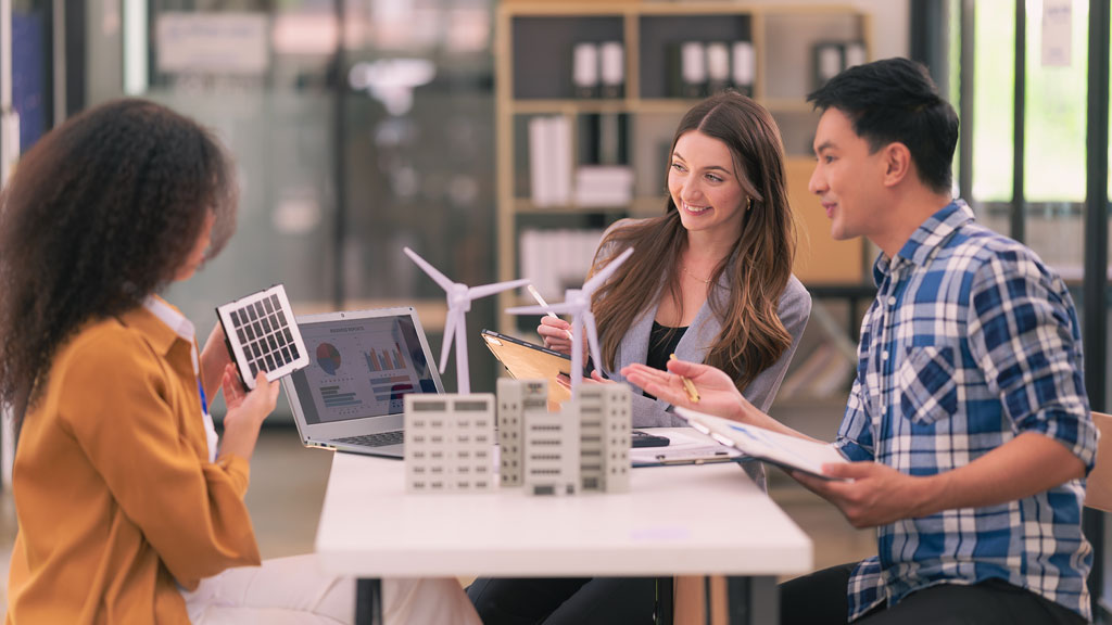 Réunion de conseil syndical pour préparer une rénovation énergétique de copropriété